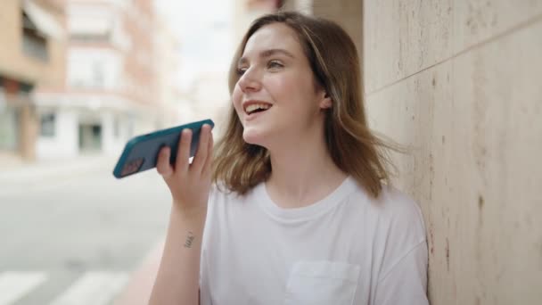 Mladá Blondýna Žena Usmívá Sebevědomě Mluvit Smartphone Ulici — Stock video