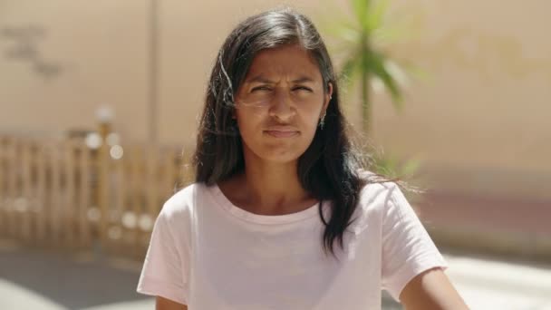 Молодая Красивая Латиноамериканка Делает Негативный Знак Большими Пальцами Улице — стоковое видео