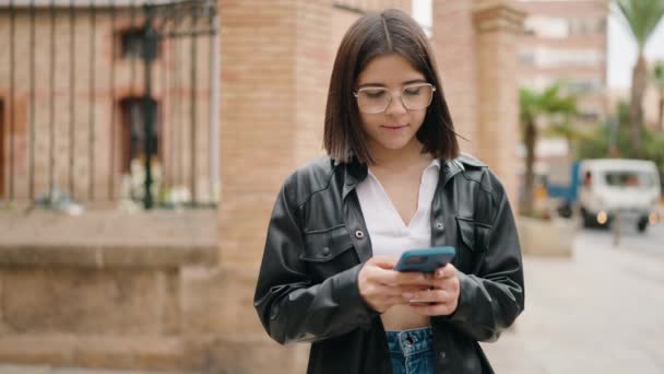 Jovem Hispânica Sorrindo Confiante Falando Smartphone Rua — Vídeo de Stock