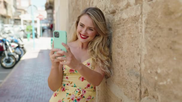 Mladý Krásný Hispánský Žena Usměvavý Sebevědomý Dělat Selfie Smartphonu Ulici — Stock video