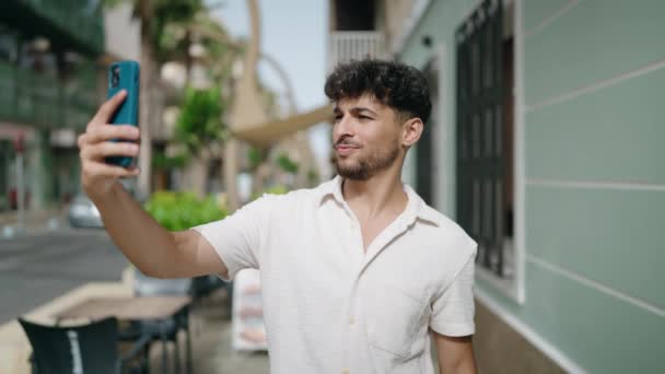 Νεαρός Άραβας Άνδρας Χαμογελά Αυτοπεποίθηση Κάνοντας Selfie Από Smartphone Στο — Αρχείο Βίντεο