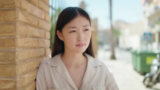 Китайська Жінка Впевнено Посміхається Вулиці — стокове відео