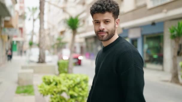 Jonge Arabische Man Glimlachend Vol Vertrouwen Staand Met Armen Gekruist — Stockvideo