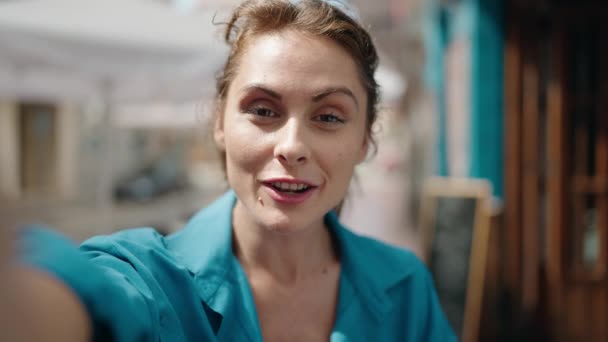 Junge Frau Lächelt Selbstbewusst Bei Videoanruf Auf Der Straße — Stockvideo