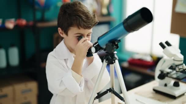 Αξιολάτρευτο Ισπανόφωνο Αγόρι Φοιτητής Χρησιμοποιώντας Τηλεσκόπιο Γραφής Στο Σημειωματάριο Στην — Αρχείο Βίντεο