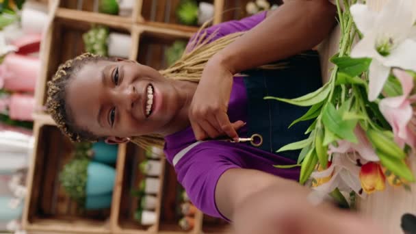 Afrikansk Amerikansk Kvinna Florist Med Video Samtal Vertikal Video Florist — Stockvideo