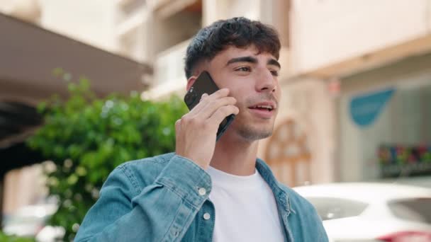 Молодой Латиноамериканец Уверенно Улыбается Разговаривая Смартфону Улице — стоковое видео