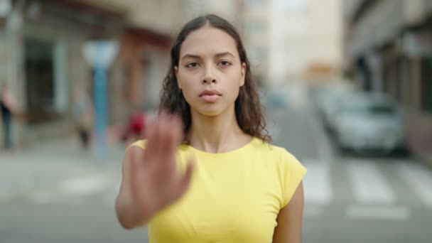 Young African American Woman Doing Stop Gesture Hand Street — Stock video