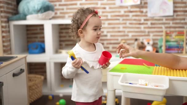 Menina Caucasiana Adorável Brincando Com Cozinha Brincar Jardim Infância — Vídeo de Stock