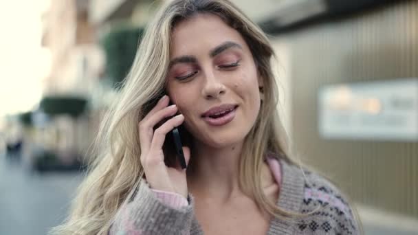 Jong Blond Vrouw Glimlachen Zelfverzekerd Praten Smartphone Straat — Stockvideo