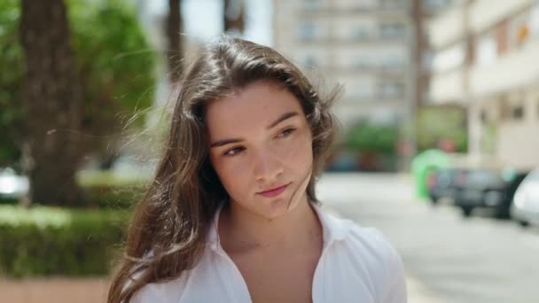 Joven Mujer Hispana Sonriendo Confiada Pie Parque — Vídeos de Stock