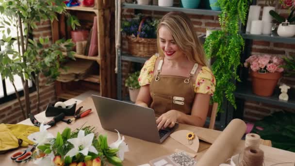 Young Beautiful Hispanic Woman Florist Smiling Confident Using Laptop Flower — Stockvideo