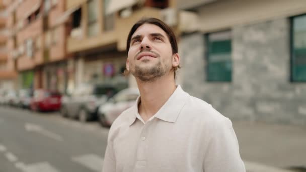 Νεαρός Ισπανός Κοιτάζει Στον Ουρανό Χαλαρή Έκφραση Στο Δρόμο — Αρχείο Βίντεο