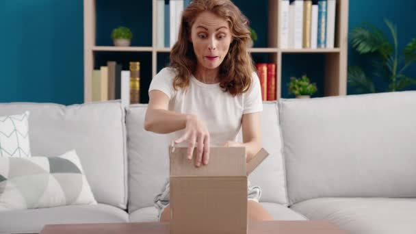 Joven Hermosa Mujer Hispana Desempacando Caja Cartón Casa — Vídeos de Stock