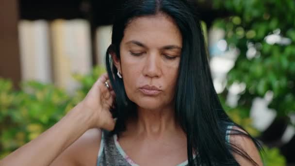 Латиноамериканка Средних Лет Стоящая Улице Серьезным Выражением Лица — стоковое видео