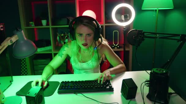 Young Beautiful Hispanic Woman Streamer Playing Video Game Using Computer — Stockvideo