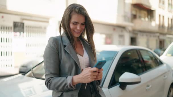 Νεαρή Γυναίκα Που Χρησιμοποιεί Smartphone Ακουμπά Στο Αυτοκίνητο Στο Δρόμο — Αρχείο Βίντεο