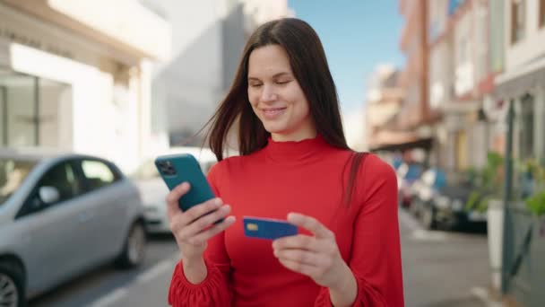 Junge Frau Benutzt Smartphone Und Kreditkarte Auf Der Straße — Stockvideo