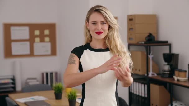 Jovem Bela Mulher Hispânica Empresária Sorrindo Confiante Com Braços Cruzados — Vídeo de Stock