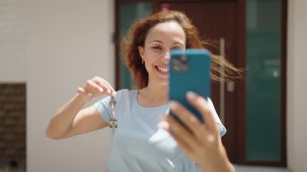 Молода Жінка Має Відеодзвінок Тримає Ключ Від Нового Будинку Вулиці — стокове відео