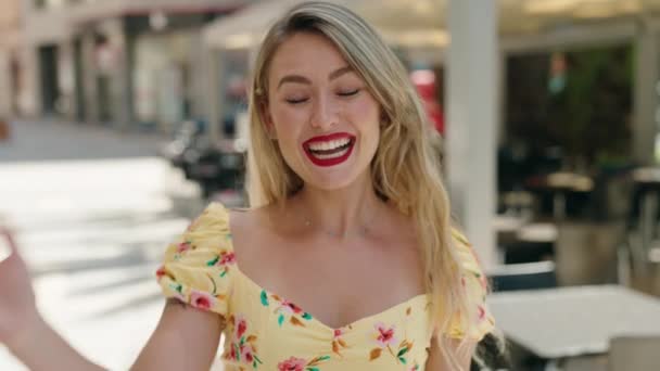 Mooie Blonde Jonge Vrouw Met Lang Haar Een Zomerse Dag — Stockvideo