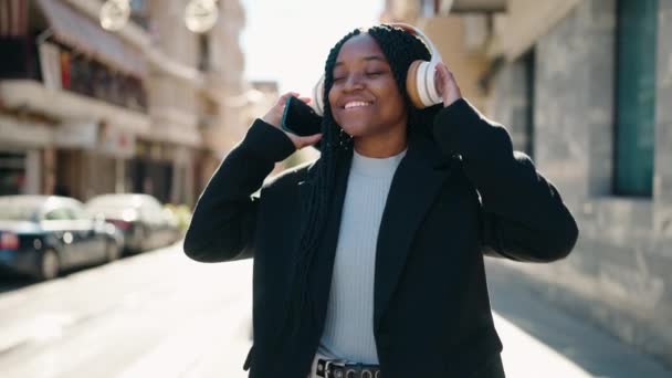 Ung Afrikansk Amerikansk Kvinna Ler Säker Lyssna Musik Gatan — Stockvideo