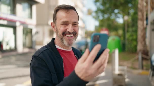 Pria Paruh Baya Tersenyum Percaya Diri Memiliki Panggilan Video Jalan — Stok Video