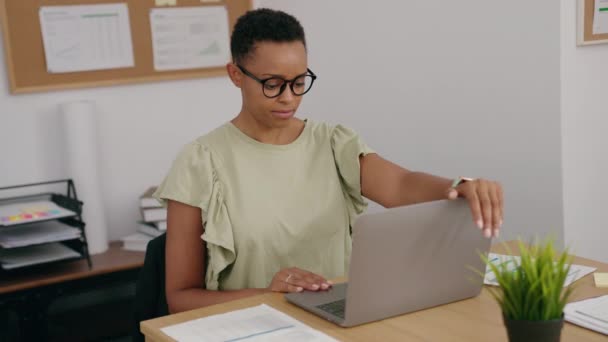 Afroamerykanka Kobieta Biznes Pracownik Pomocą Laptopa Pracy Biurze — Wideo stockowe