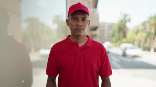 Pemuda Latin Pengiriman Pria Memegang Paket Jalan — Stok Video