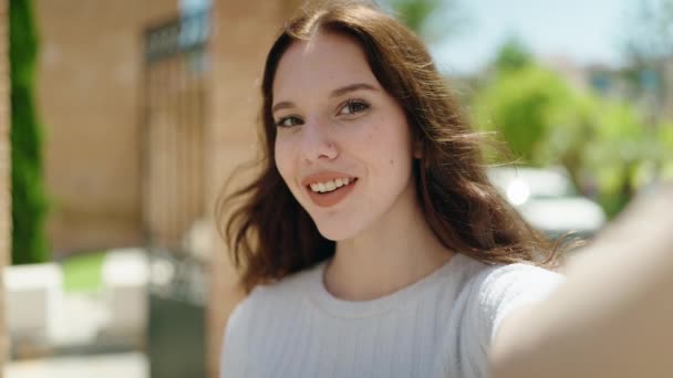 Retrato Una Hermosa Joven Con Pelo Largo Teniendo Una Videollamada — Vídeos de Stock
