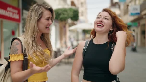 Dos Mujeres Juntas Hablando Calle — Vídeos de Stock