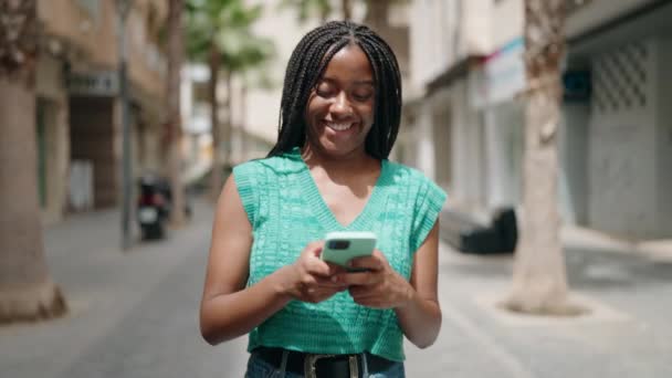 Eine Junge Frau Mit Einem Smartphone — Stockvideo