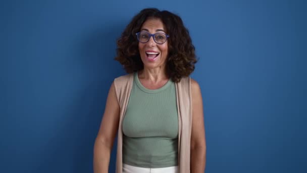 Middle Age Hispanic Woman Doing Gesture — Vídeo de Stock