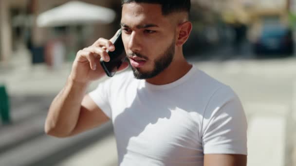 Ung Latin Man Ler Säker Talar Smartphone Gatan — Stockvideo