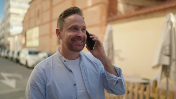 Νεαρός Καυκάσιος Άνδρας Χαμογελά Αυτοπεποίθηση Μιλώντας Στο Smartphone Στο Δρόμο — Αρχείο Βίντεο