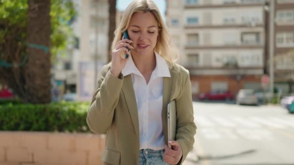 Genç Sarışın Kadın Yönetici Parkta Akıllı Telefondan Konuşuyor — Stok video