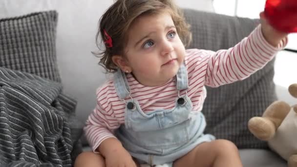 Чарівна Іспаномовна Дівчина Тримає Прикраси Сидячи Дивані Ялинці Вдома — стокове відео
