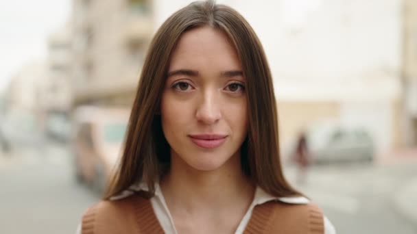 Jonge Spaanse Vrouw Glimlachend Vol Vertrouwen Staand Met Armen Gekruist — Stockvideo