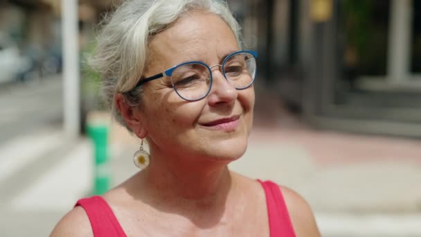 Middle Age Grey Haired Woman Smiling Confident Looking Side Street — Stockvideo