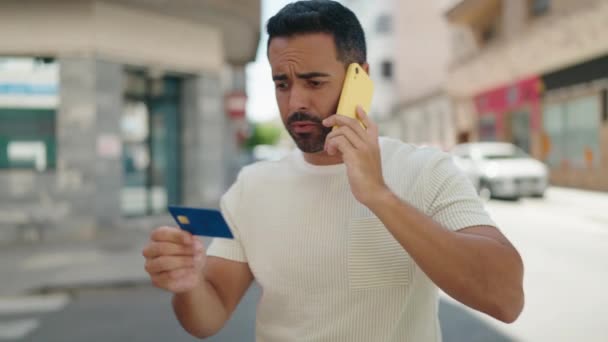 Ung Man Med Mobiltelefon Och Kreditkort — Stockvideo