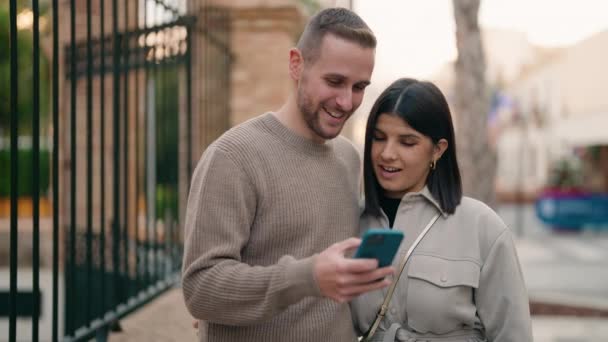 Junges Paar Lächelt Selbstbewusst Und Macht Selfie Mit Dem Smartphone — Stockvideo