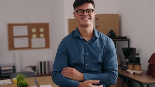 Молодой Латиноамериканец Бизнесмен Улыбается Уверенно Стоя Скрещенными Руками Офисе — стоковое видео