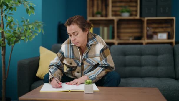 Middle Age Woman Writing Notebook Relaxed Sitting Sofa Home — Stok video