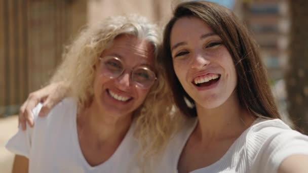 Dvě Ženy Matka Dcera Mají Video Hovor Ulici — Stock video
