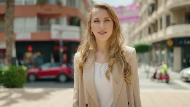 Beautiful Blonde Woman Yellow Shirt White Dress Street City — Stockvideo