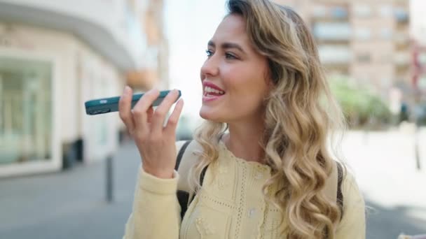 Joven Mujer Rubia Turista Sonriendo Confiado Hablando Teléfono Inteligente Calle — Vídeos de Stock