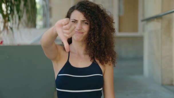 Genç Güzel Spanyol Bir Kadın Sokağın Aşağısında Eksi Işareti Yapıyor — Stok video