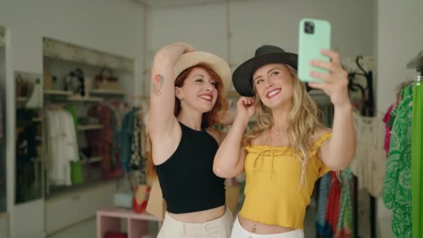 Two Women Wearing Hat Using Smartphone Clothing Store — Stok video