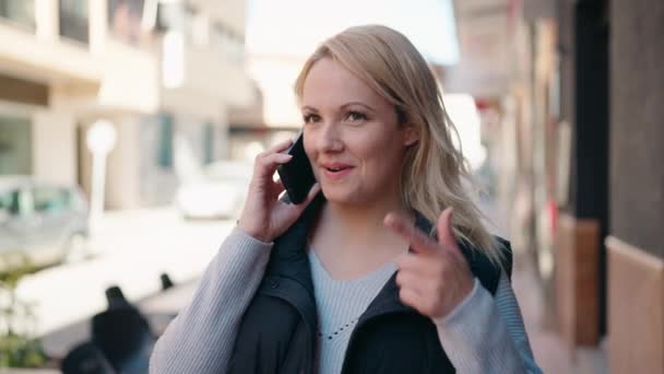 Νεαρή Ξανθιά Γυναίκα Χαμογελά Αυτοπεποίθηση Μιλώντας Στο Smartphone Στο Δρόμο — Αρχείο Βίντεο