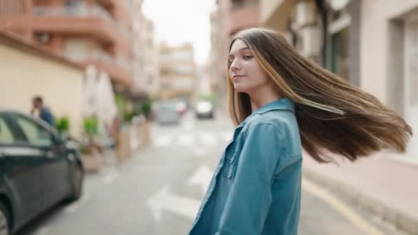 Liebenswertes Mädchen Lächelt Selbstbewusst Und Dreht Sich Auf Der Straße — Stockvideo
